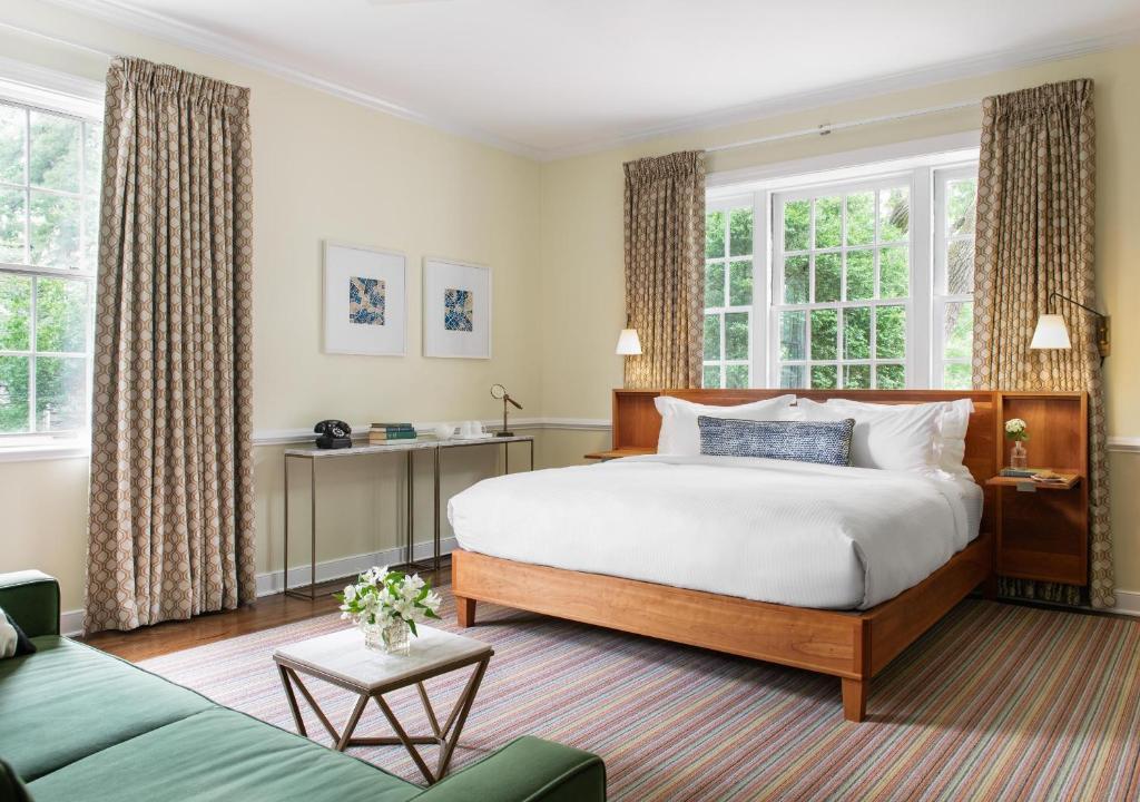 Oakhurst Inn at the University