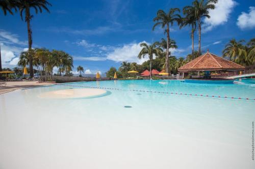 Au beau village studio avec belle piscine