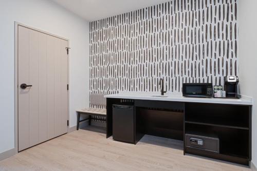 Atwell Suites Kansas City Airport by IHG