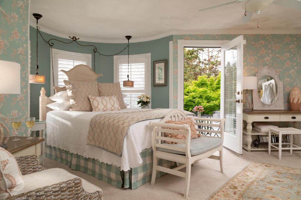 White Doe Inn Bed & Breakfast