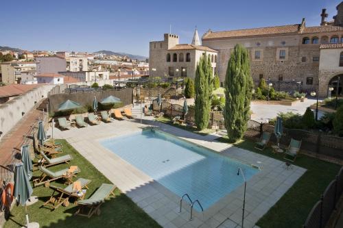 luxury hotels in Caceres Province