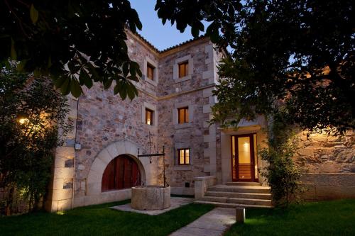 luxury hotels in Caceres Province