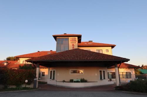 Raya Hotel