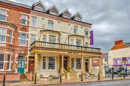 Empire Hotel