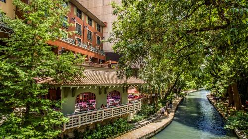 luxury hotels in Bexar County