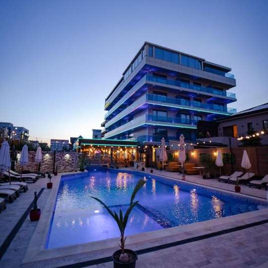 luxury hotels in Mamaia Area