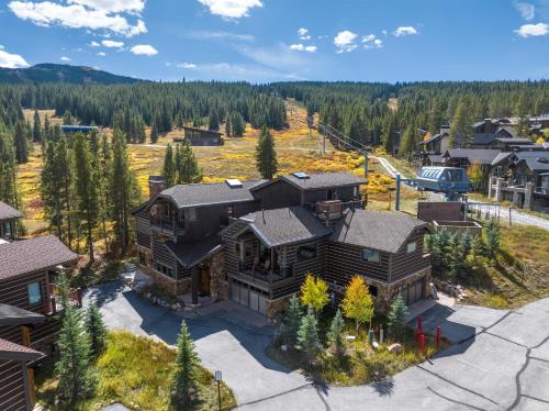 Beautiful Executive Ski-In Ski-Out Rooftop Hot tub - LR962