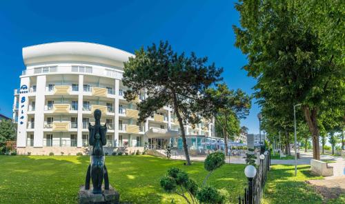 luxury hotels in Mamaia Area