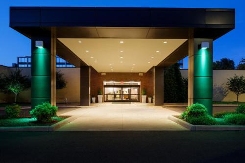 Holiday Inn and Suites Charleston West by IHG