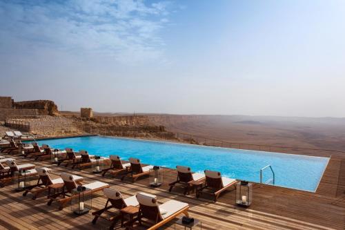 luxury hotels in South District Israel