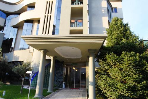 luxury hotels in Tirana Region