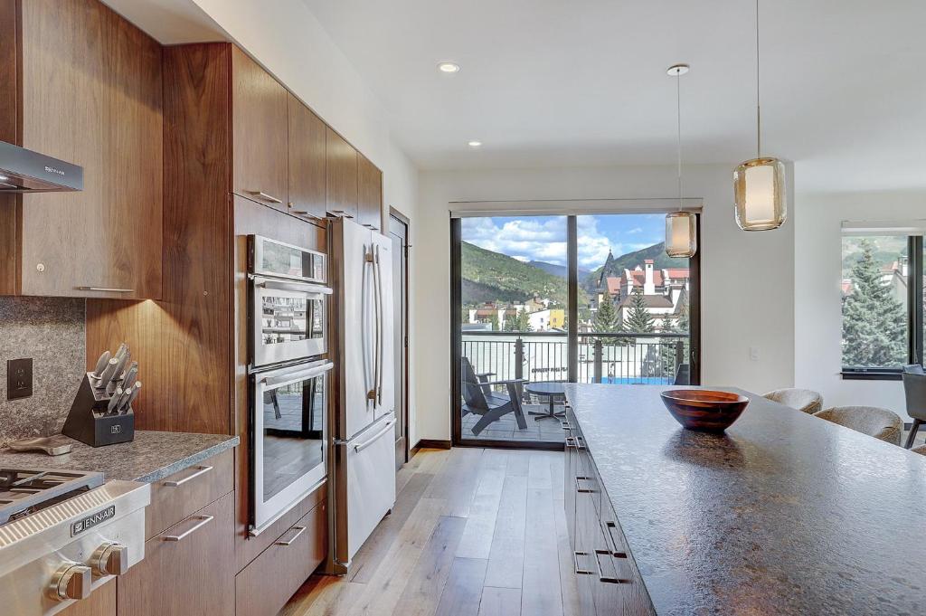 The Lion Vail- 4 BR Modern Mountain Luxury Save 20% on 7 Nights!