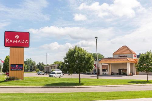 Ramada by Wyndham Sioux Falls Airport - Waterpark Resort & Event Center