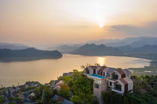 luxury hotels in Thousand Island Lake