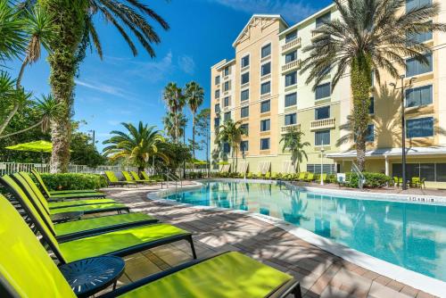 Comfort Suites Maingate East