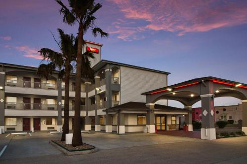 Red Roof Inn PLUS + Galveston - Beachfront