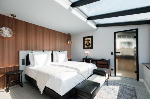 MUZE Hotel Dusseldorf - Handwritten Collection