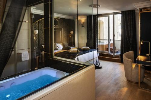 luxury hotels in Montmartre (18Th)