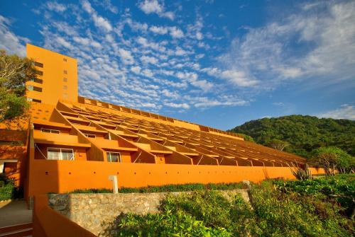 luxury hotels in Ixtapa-Zihuatanejo