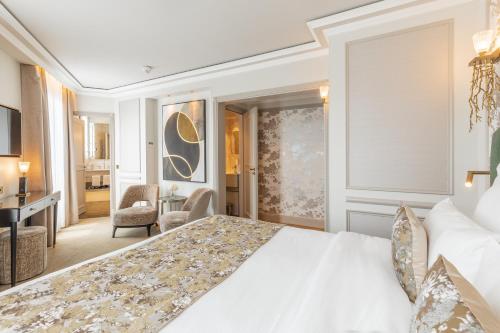 luxury hotels in Montmartre (18Th)