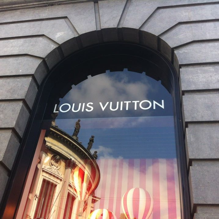 
Louis Vuitton
 in Italy Center